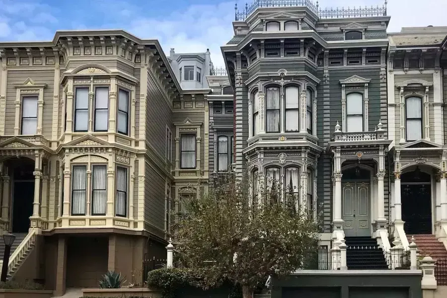 Une rangée de maisons victoriennes ornées dans une rue de Pacific Heights. 威尼斯人官网平台app，加利福尼亚州.