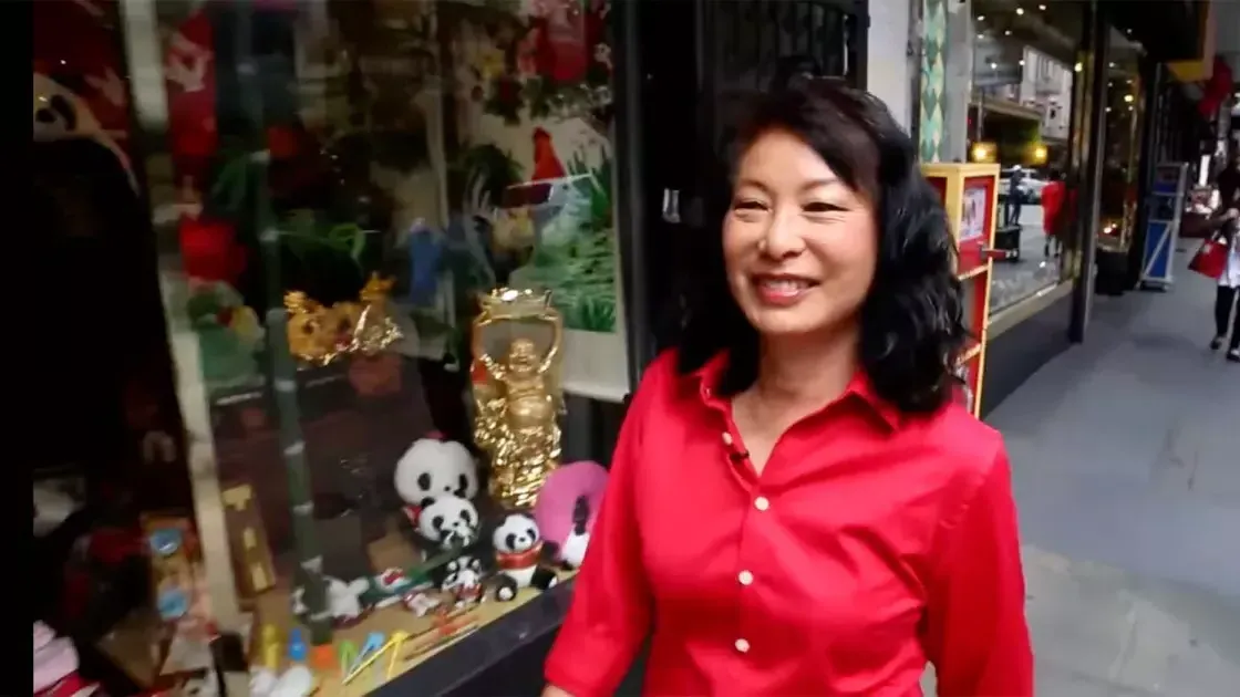 Linda Lee walks through the streets of 唐人街 wearing a red shirt. 威尼斯人官网平台app，加州.